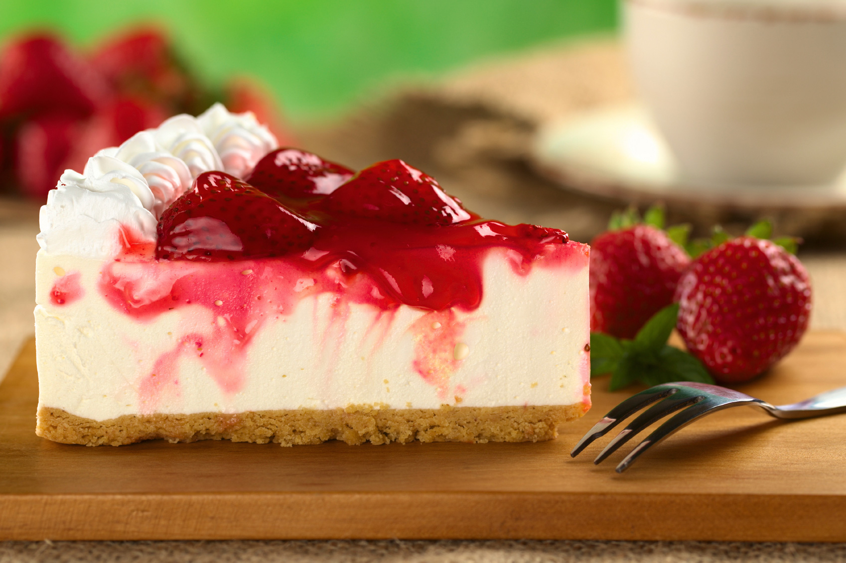 Strawberry-Cheesecake-with-Strawberry-Sy