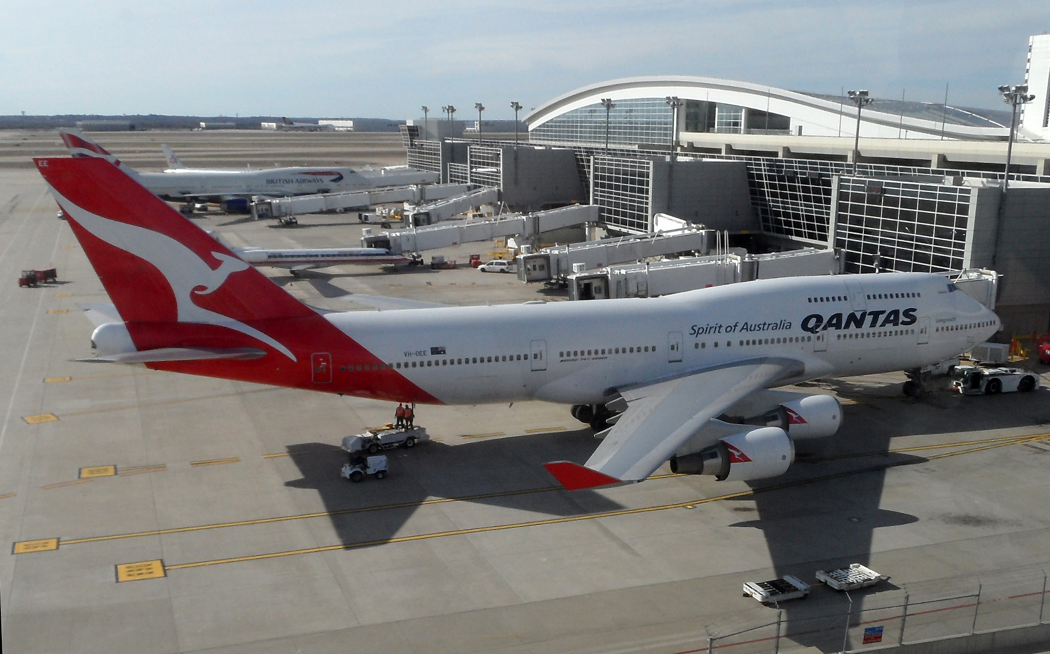 Qantas_VH-OEE_at_DFW.jpg