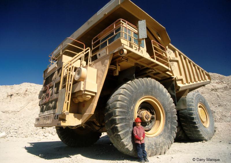 Chile_Chuquicamata_mine_haul_truck_Dumpe