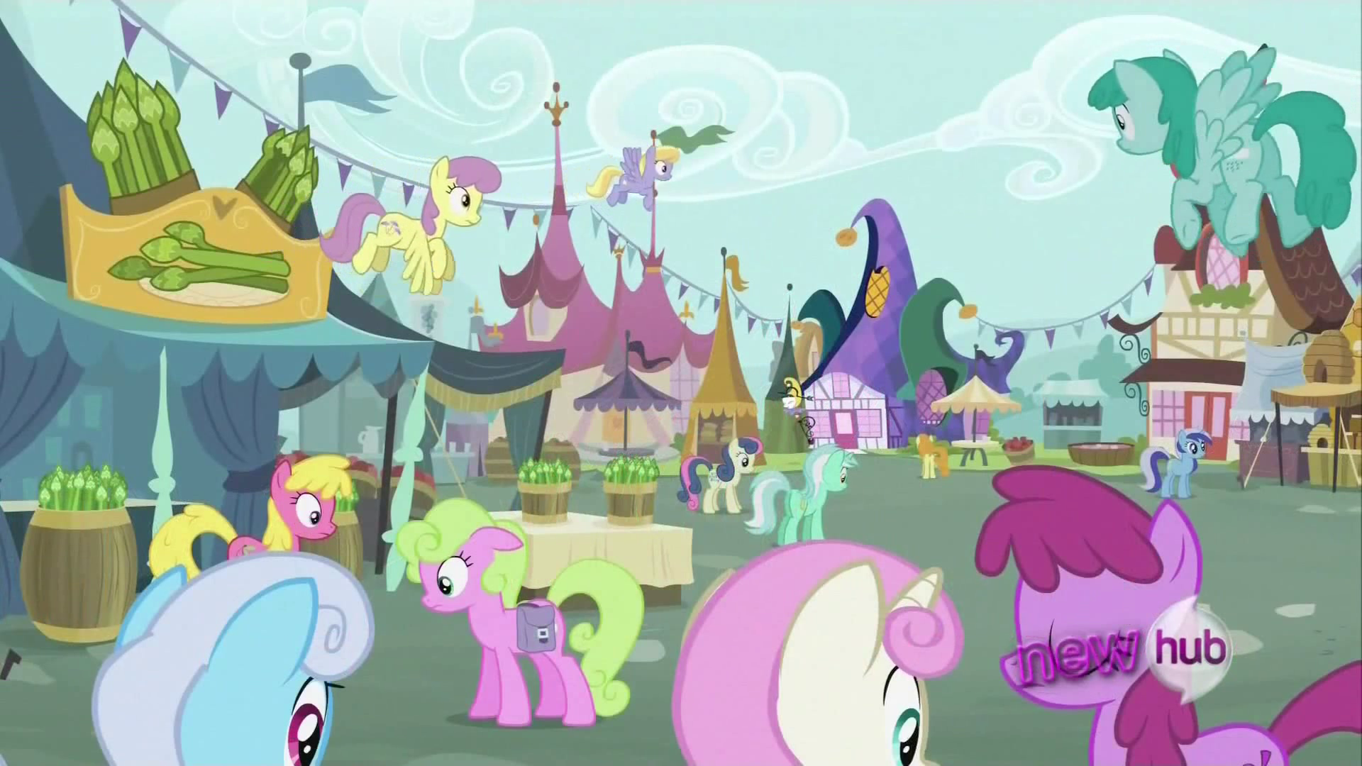 Background_ponies_in_the_market_S2E23.pn