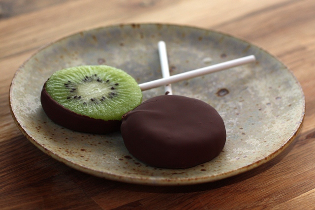 chocolate+covered+kiwis+on+plate+-+small