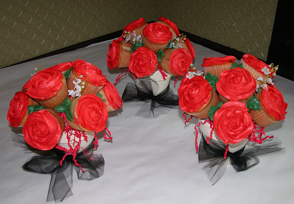 Red-Rose-Cupcake-Bouquets.png