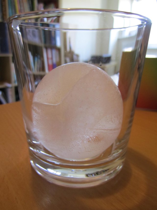 sig-4332097.spherical-ice-cube-in-glass.