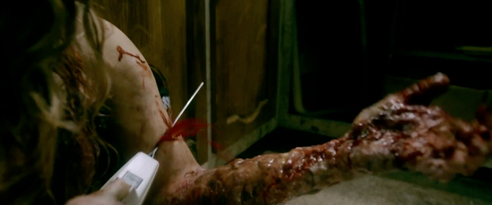 evil-dead-remake-2013-arm-cuttting-scene