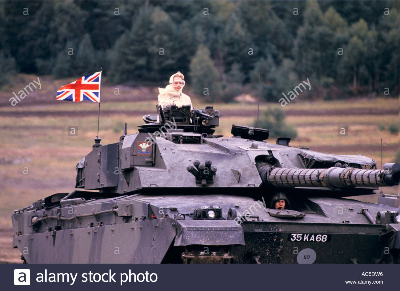 margaret-thatcher-driving-british-tanks-